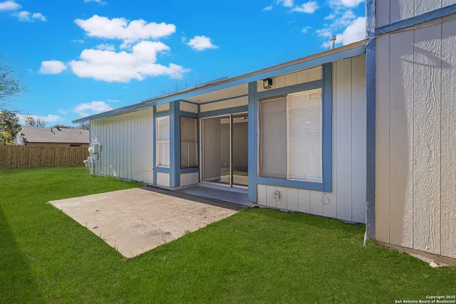 a view of back yard of the house