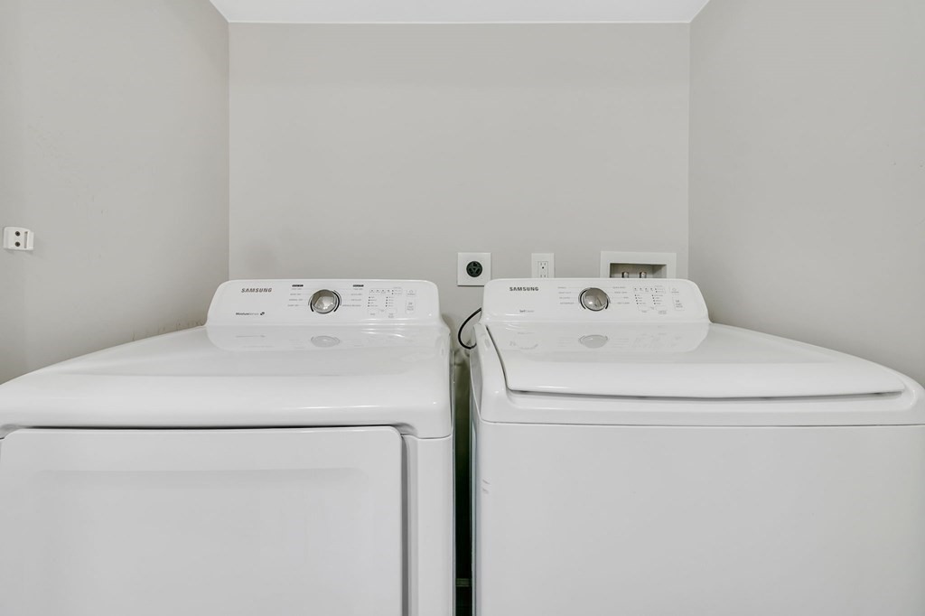 284 Ambrose Street Springfield, MA 01109 - Photo 27 of 29 a utility room with dryer and washer