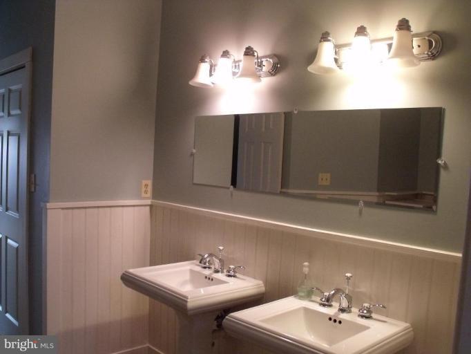 4470 Carrington Road Markham, VA 22643 - Photo 13 of 18 Master Bath