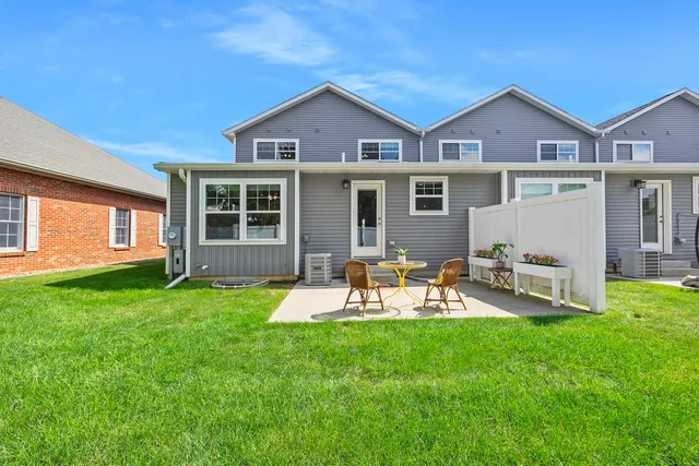 $299,000 | 1408 Woodbine Road, Unit 1, Bloomington, IL 61704