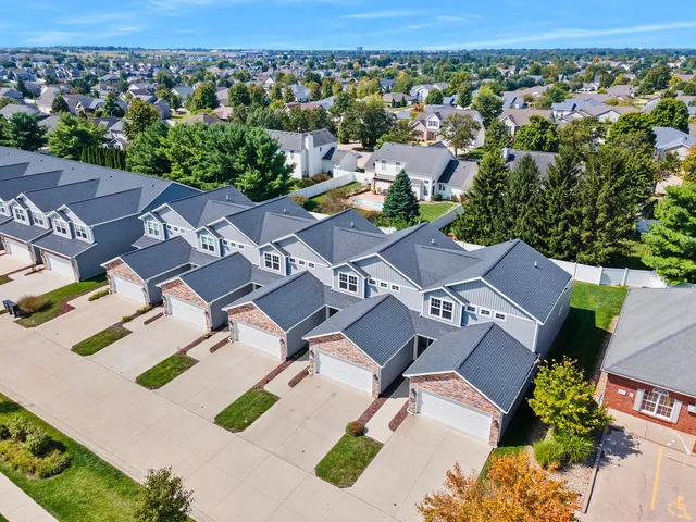 $299,000 | 1408 Woodbine Road, Unit 1, Bloomington, IL 61704