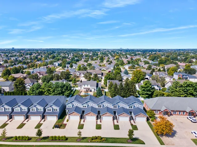 $299,000 | 1408 Woodbine Road, Unit 1, Bloomington, IL 61704