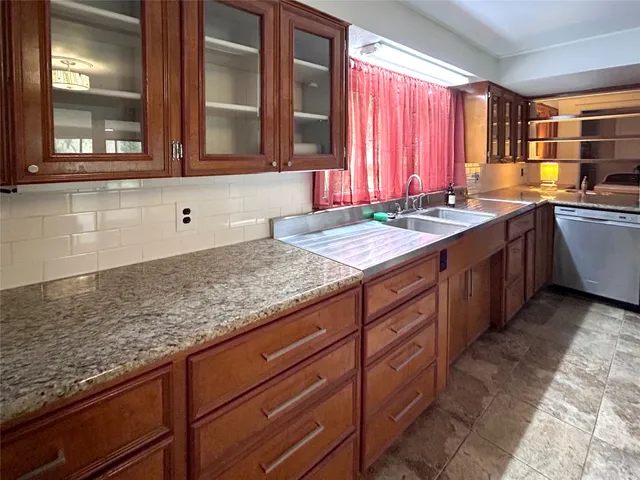 $240,000 | 530 Circle Way, Lake Jackson, TX 77566