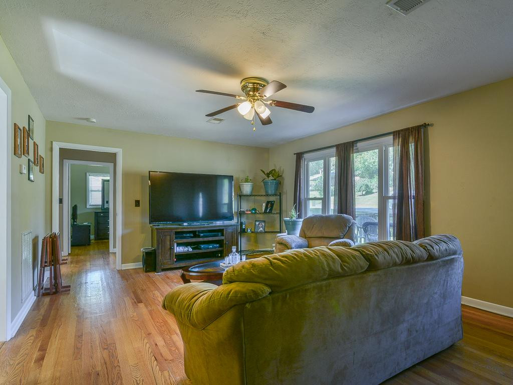 612 Pine Ridge Road Johnson City, TN 37601 - Photo 3 of 32 With large picture window