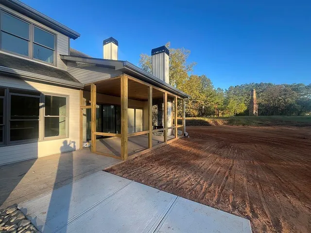 a view of a house with backyard