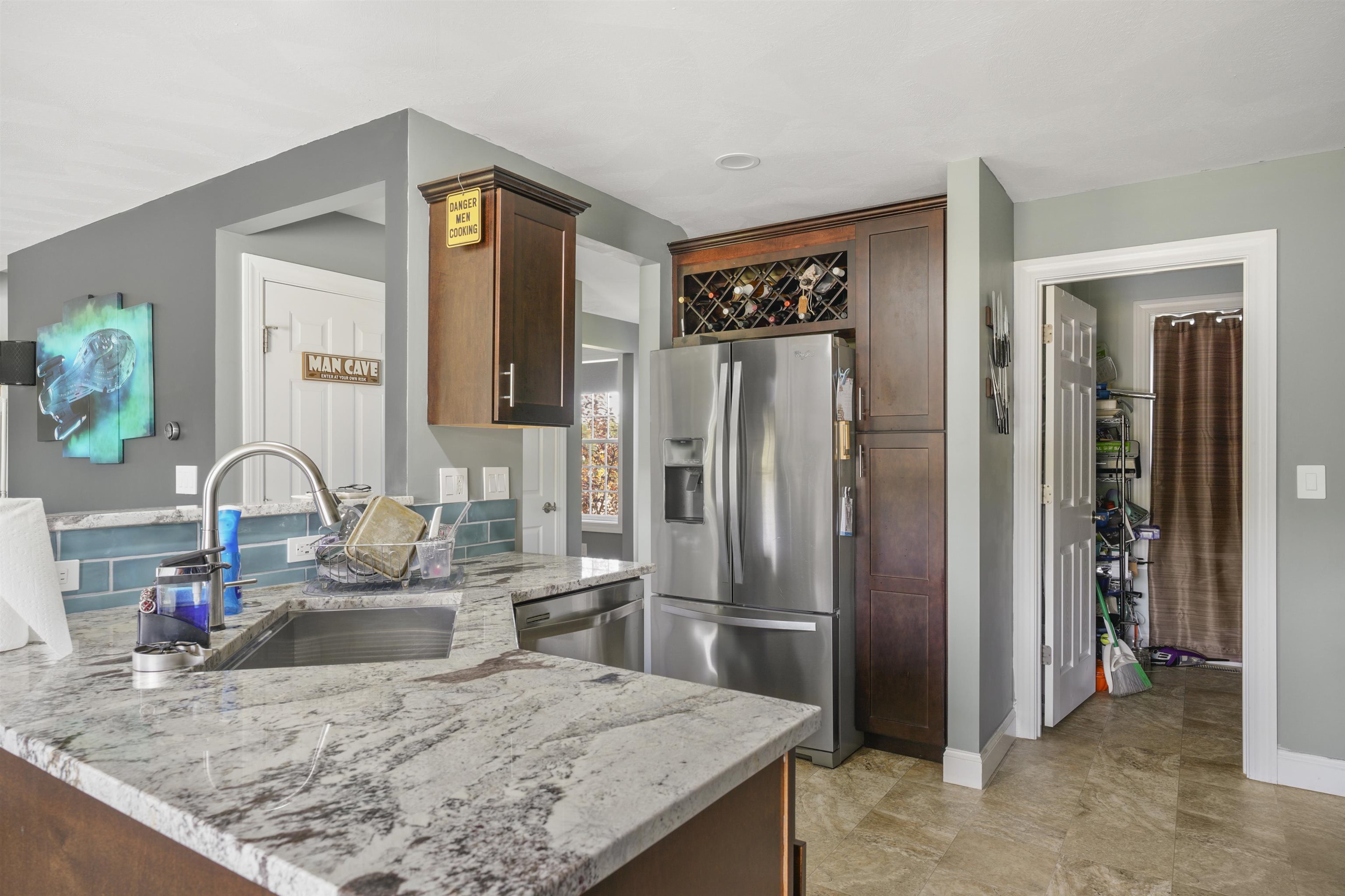 158 Windswept Road Manchester, NH 03109 - Photo 6 of 27 Gallery Image 6