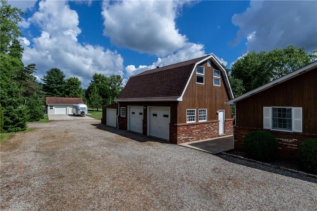 452 School Road Clinton, PA 15026 - Photo 3 of 25 Gallery Image 3