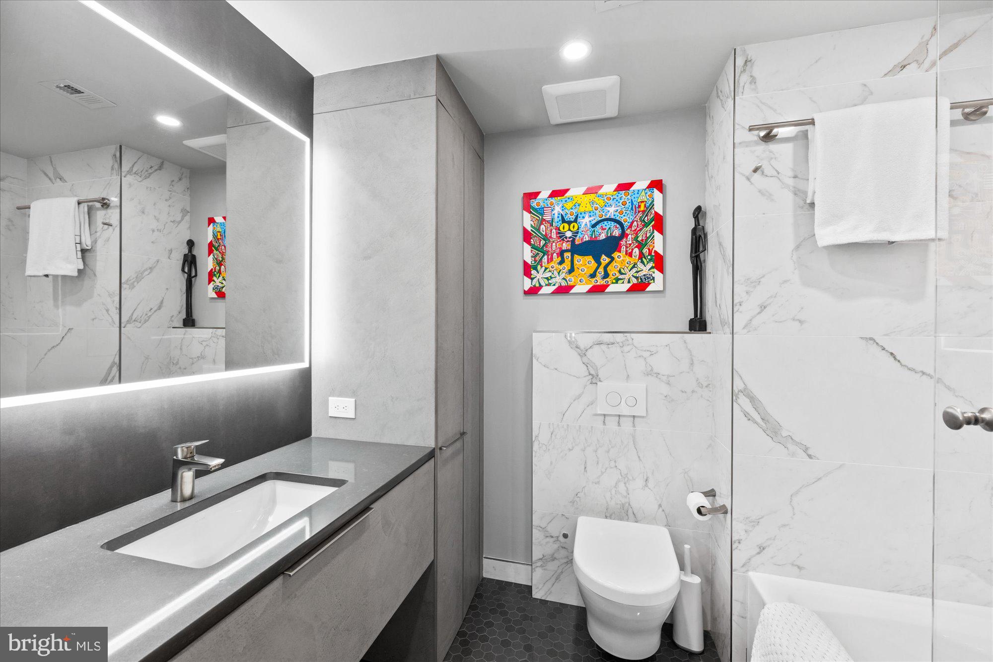 2225 California Street Northwest, Unit 402 Washington, DC 20008 - Photo 26 of 31 Hall bath with tub