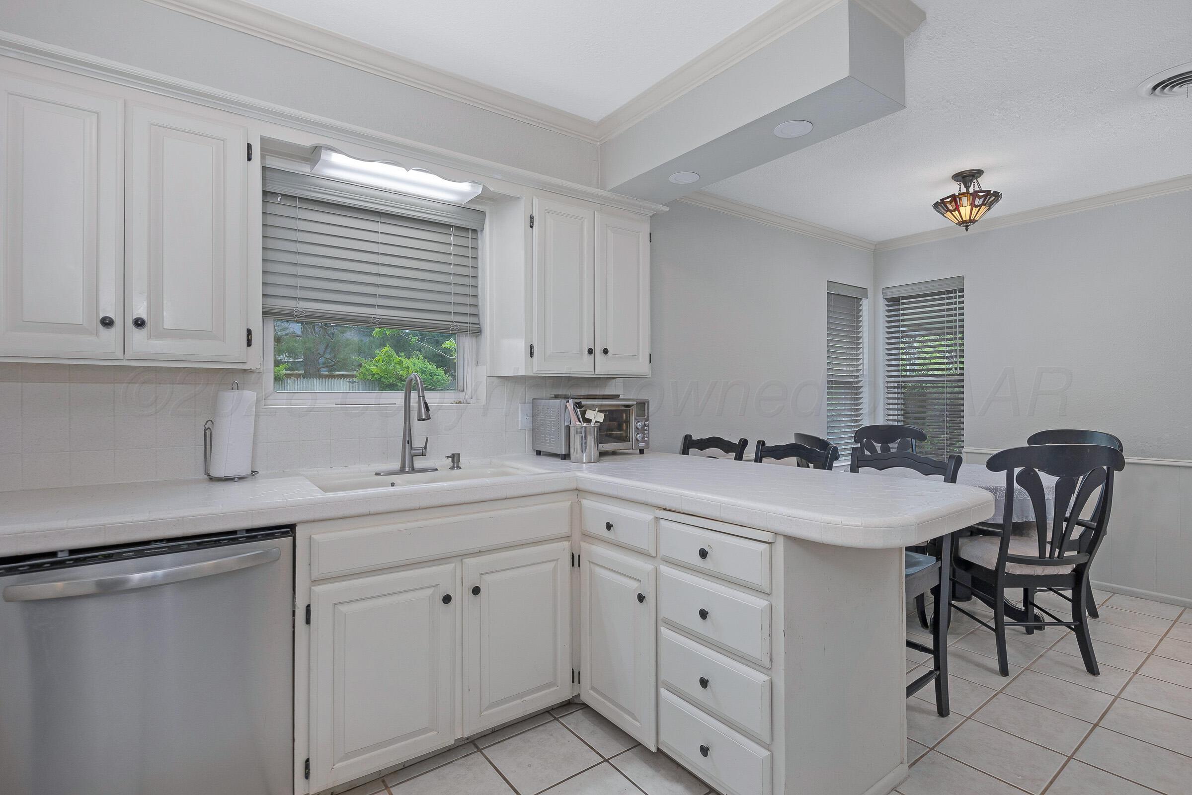 2813 Porter Drive Amarillo, TX 79110 - Photo 11 of 28 12-Kitchen 3