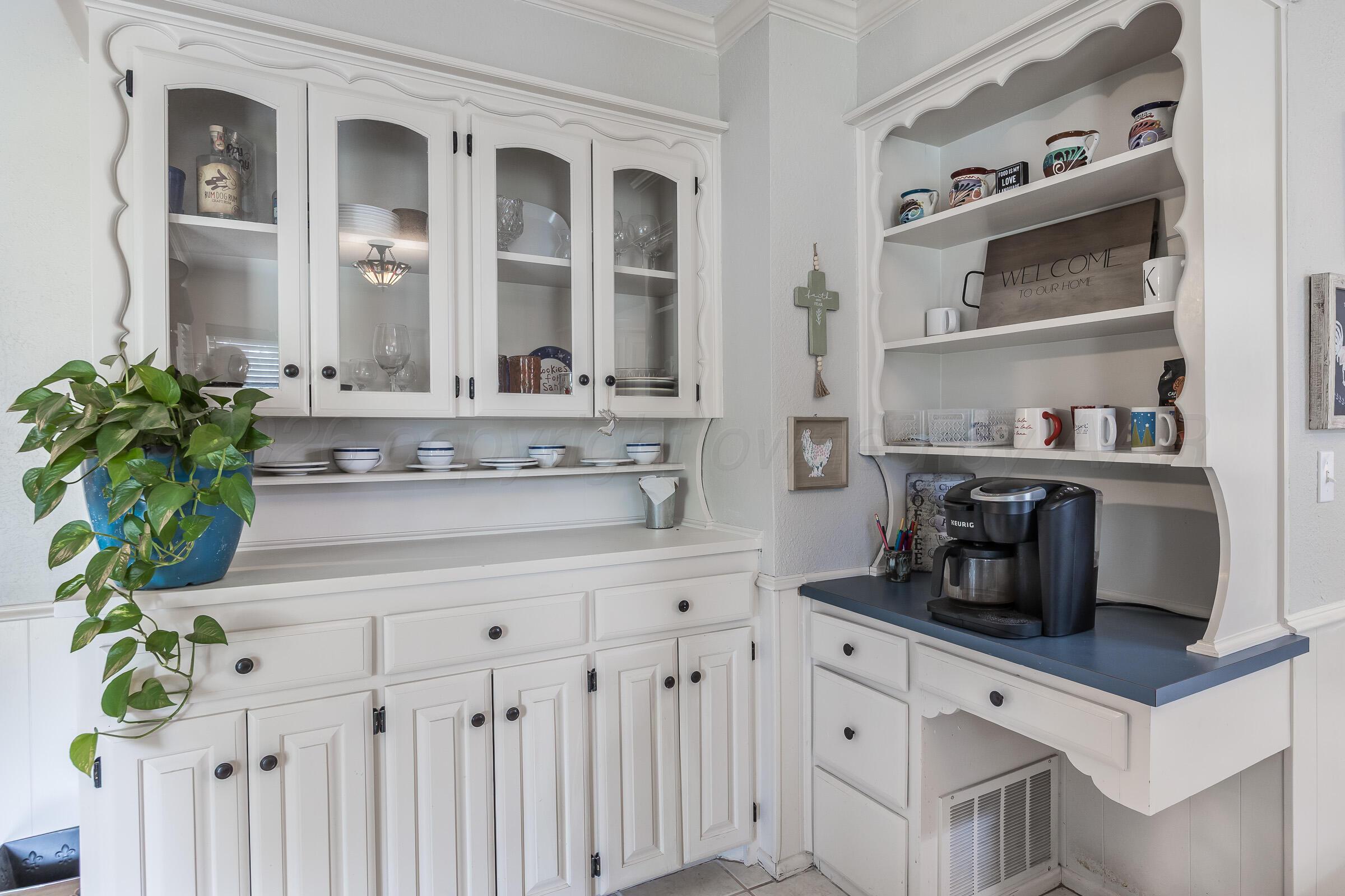 2813 Porter Drive Amarillo, TX 79110 - Photo 14 of 28 15-Dining Cabinets