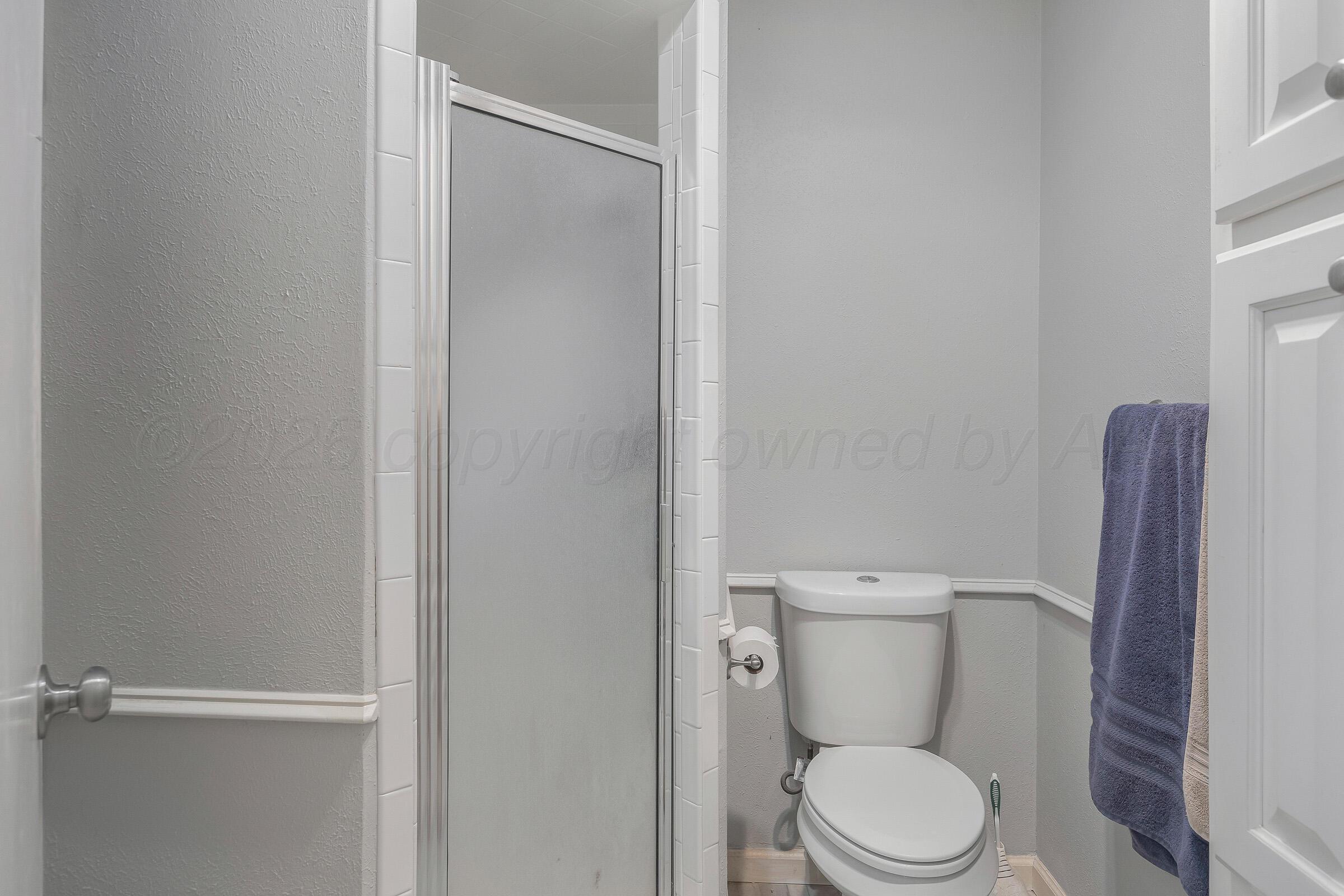 2813 Porter Drive Amarillo, TX 79110 - Photo 18 of 28 19-Primary Shower
