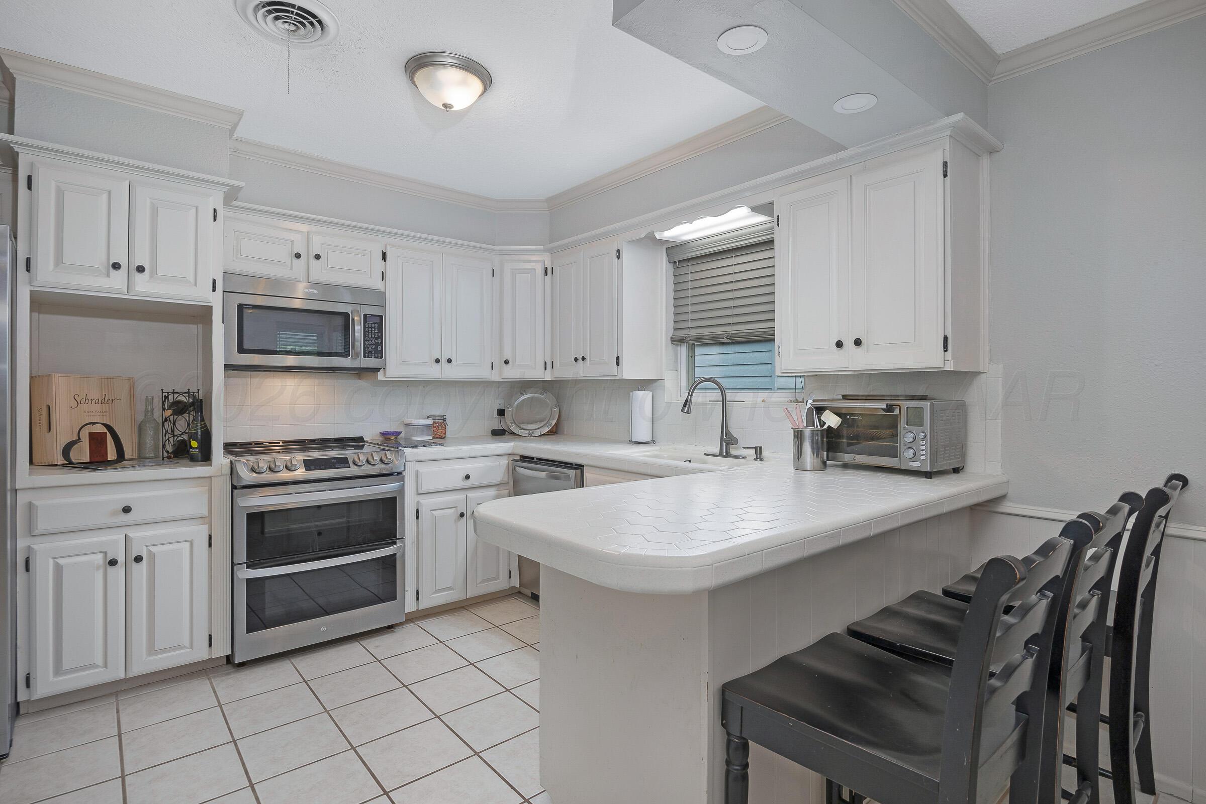 2813 Porter Drive Amarillo, TX 79110 - Photo 9 of 28 10-Kitchen