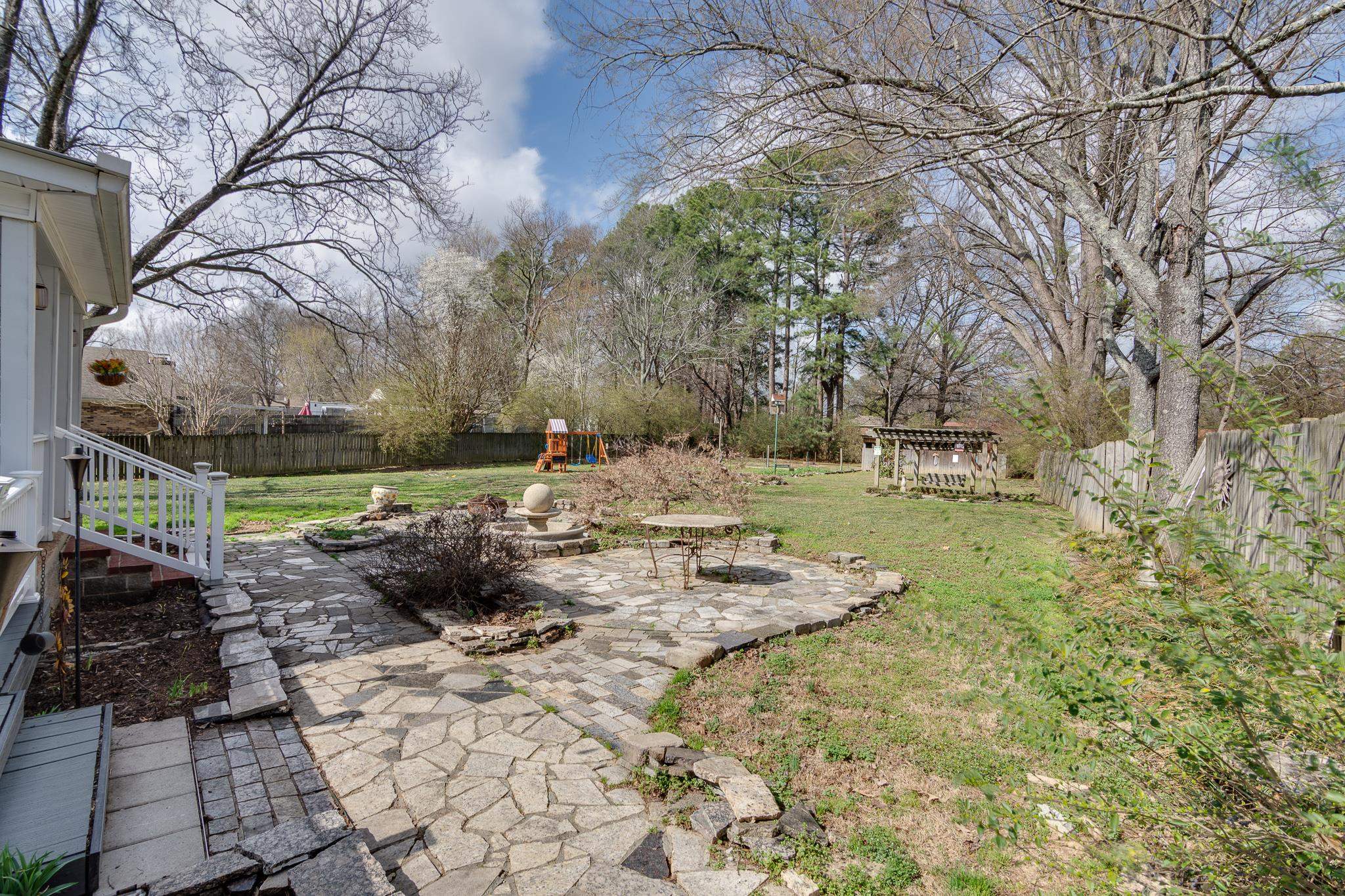 4019 Fonta Road Bartlett, TN 38135 - Photo 34 of 39 a view of backyard with a table and chairs