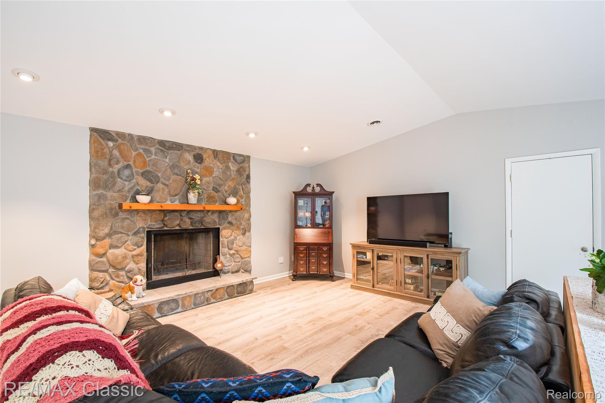 22715 Shadowpine Way Novi, MI 48375 - Photo 15 of 34 Spacious Great Room (Man Cave/She Den)