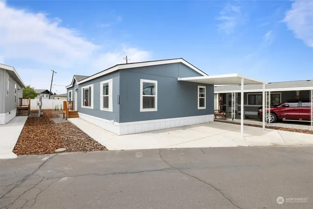 a house view with a outdoor space