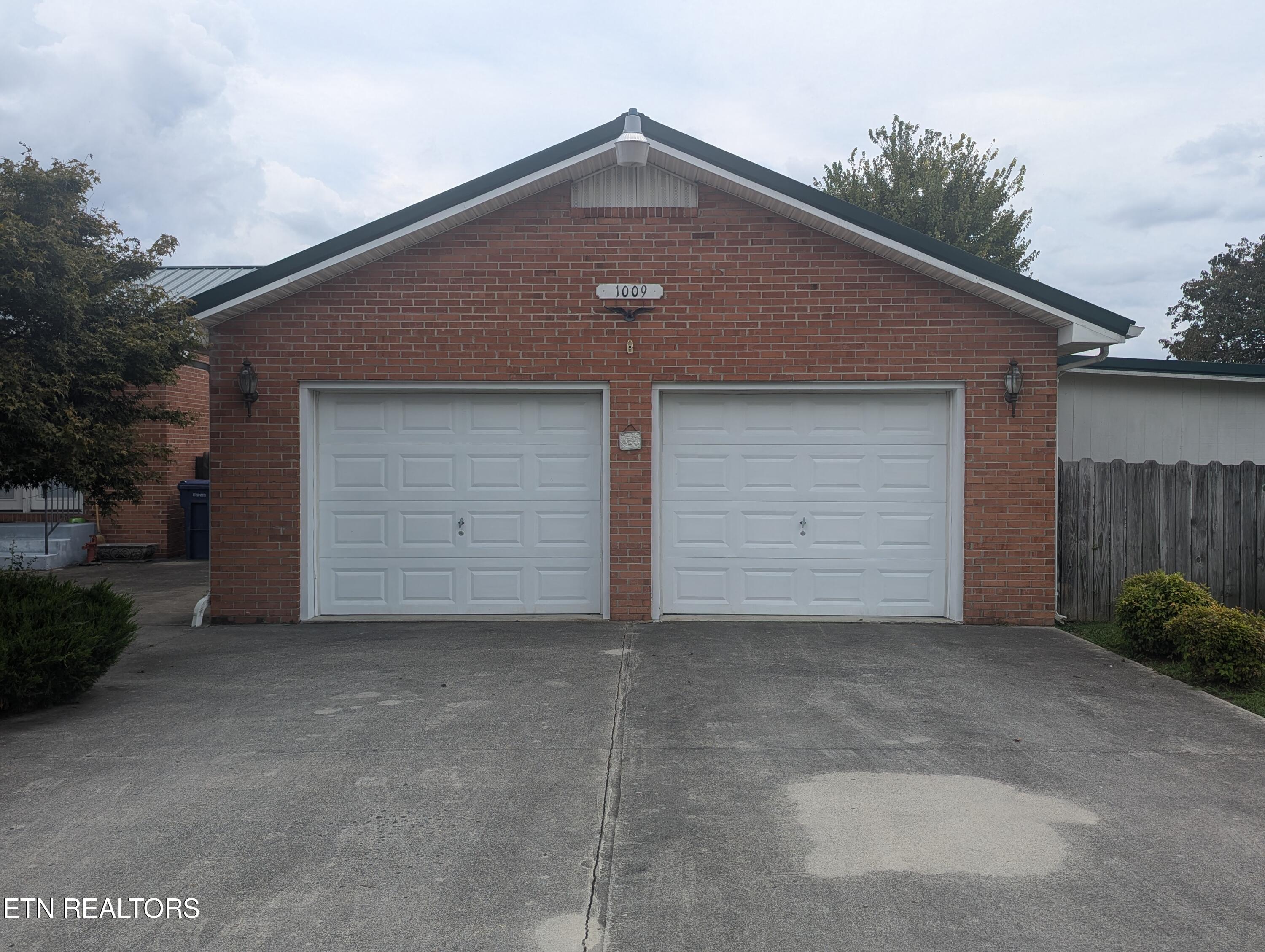 1009 Rochester Avenue Middlesboro, KY 40965 - Photo 4 of 23 1000029774