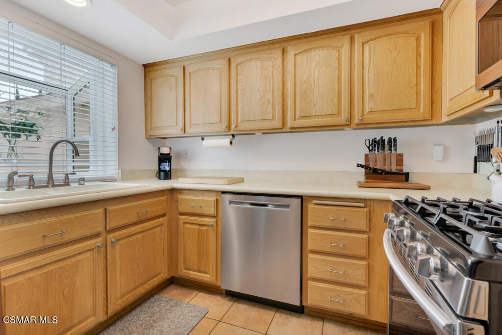 2776 Erringer Road, Unit 19 Simi Valley, CA 93065 - Photo 5 of 43