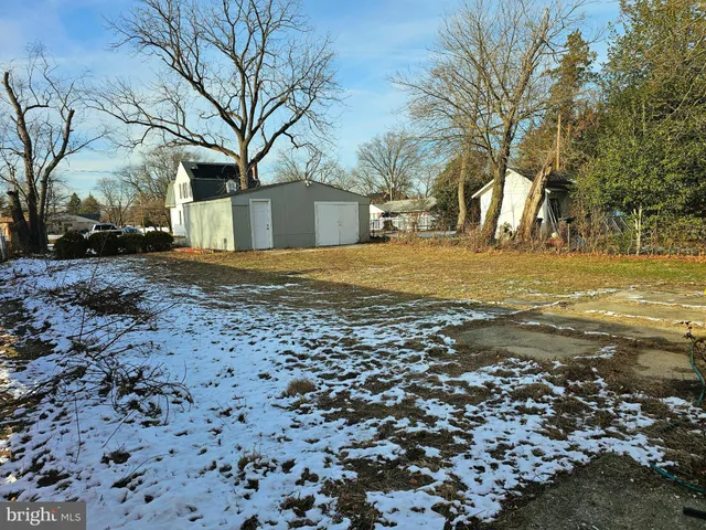 a view of a yard with a house