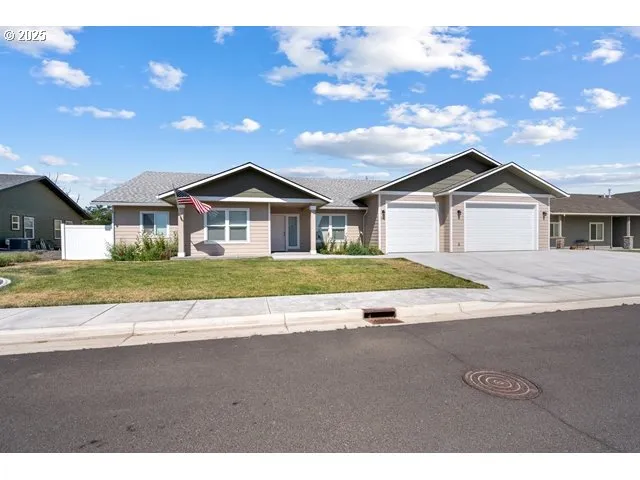$478,900 | 590 Southwest Cottonwood Drive, Hermiston, OR 97838