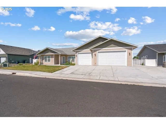 $478,900 | 590 Southwest Cottonwood Drive, Hermiston, OR 97838