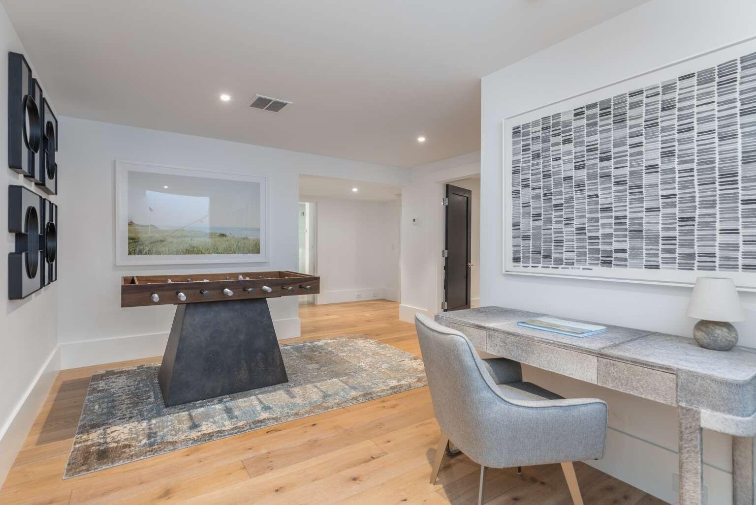 11 A Meadow Lane, Unit B Nantucket, MA 02554 - Photo 9 of 20 a lobby with a couch and a rug