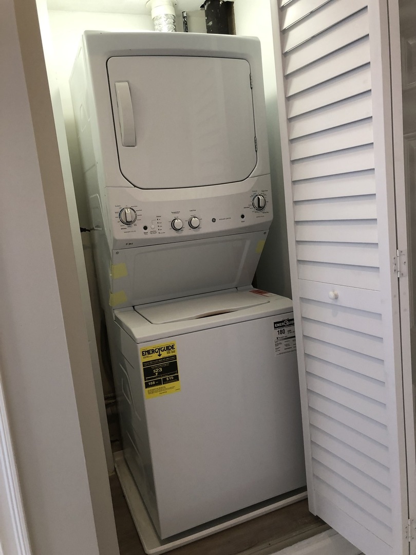 1025 West Cullerton Street, Unit 2F Chicago, IL 60608 - Photo 11 of 15 a utility room with dryer and washer