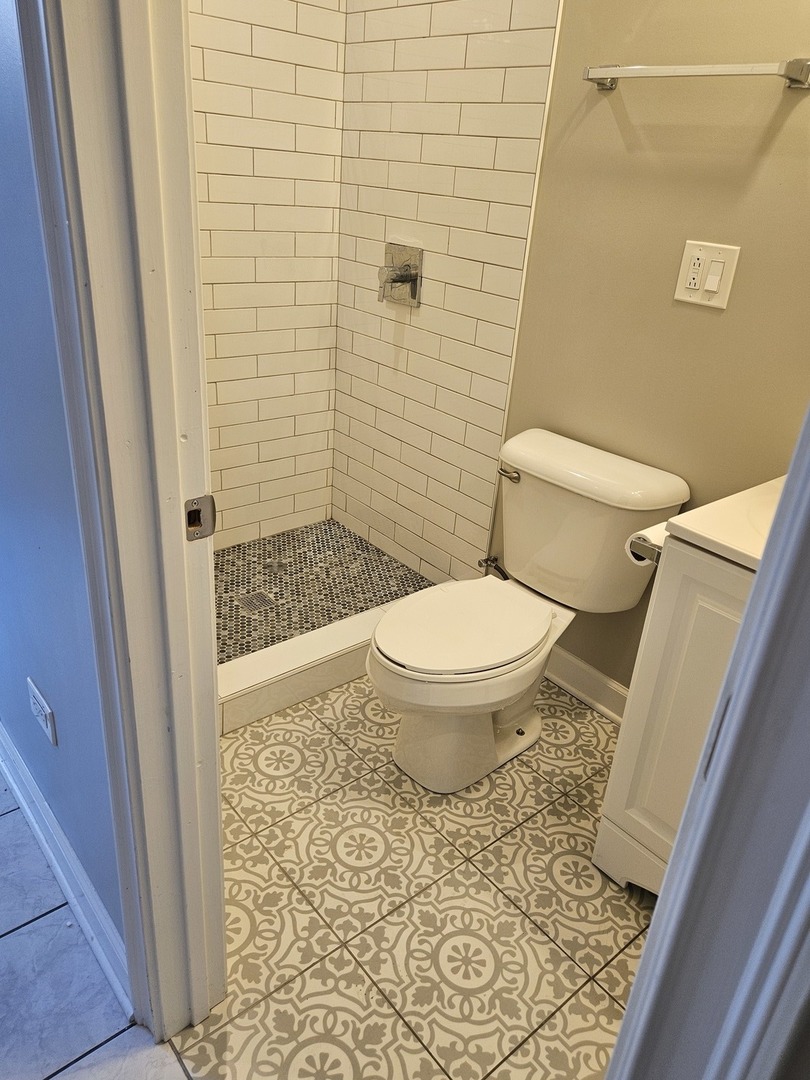 1025 West Cullerton Street, Unit 2F Chicago, IL 60608 - Photo 9 of 15 a bathroom with a toilet and a shower