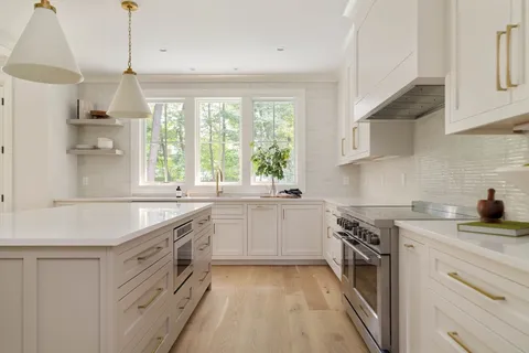$3,895,000 | 10 Bird Hill Avenue, Wellesley, MA 02481