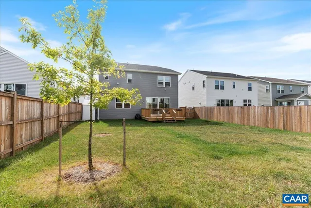 a view of a house with backyard