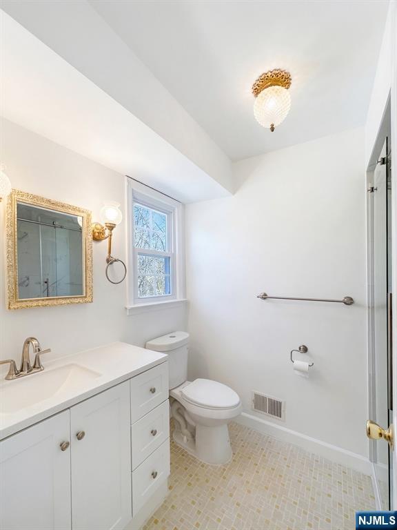 139 Berkeley Circle Bernards, NJ 07920 - Photo 10 of 36 a bathroom with a toilet a sink a mirror and a shower