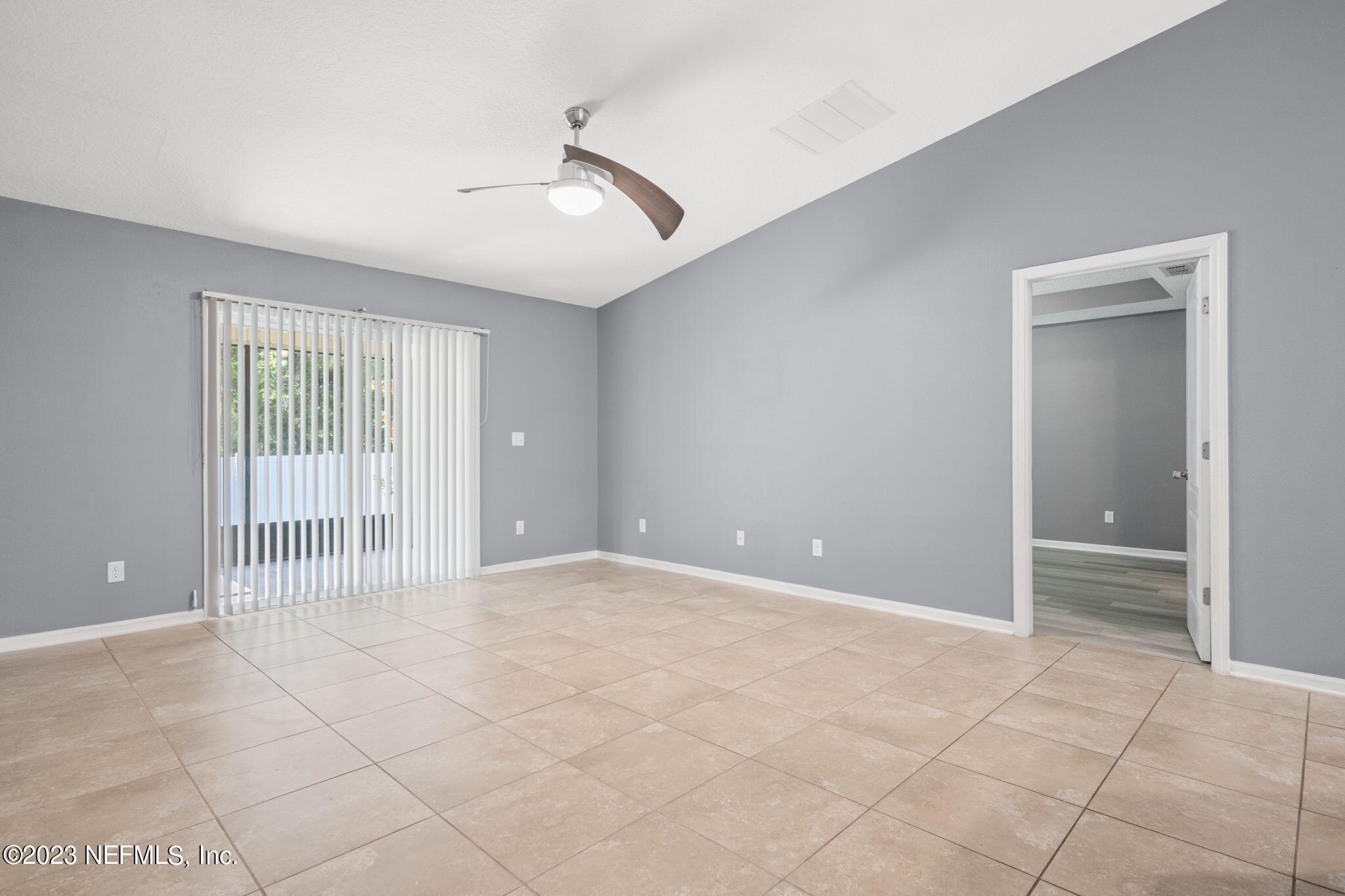 5910 Royalty Road Jacksonville, FL 32254 - Photo 16 of 31 Living Room