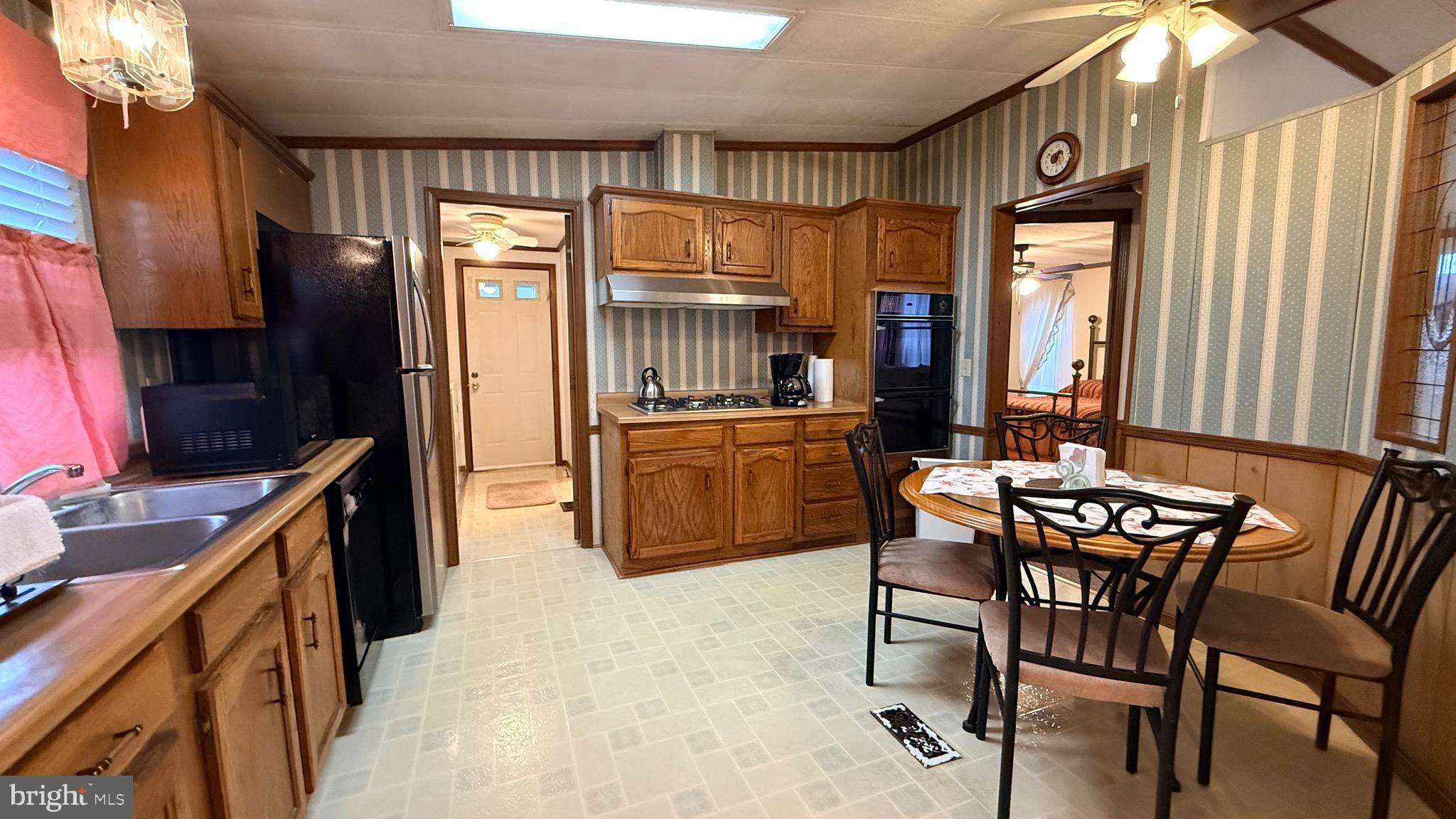 581 Miles Standish Lane Buena, NJ 08310 - Photo 10 of 34 a dining room with furniture and window