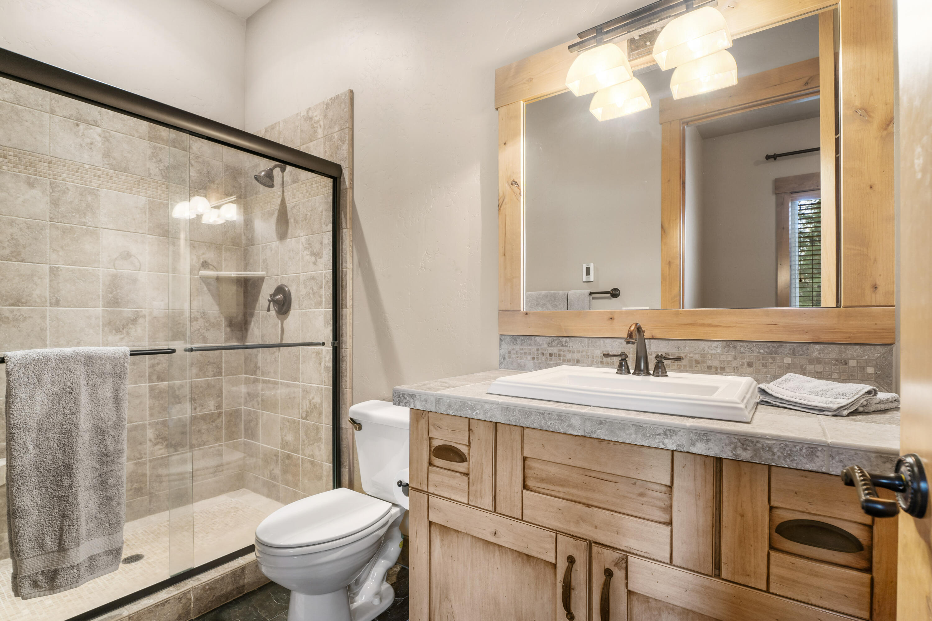 56431 Fireglass Loop, Unit 191 Bend, OR 97707 - Photo 26 of 50 Attached Bathroom