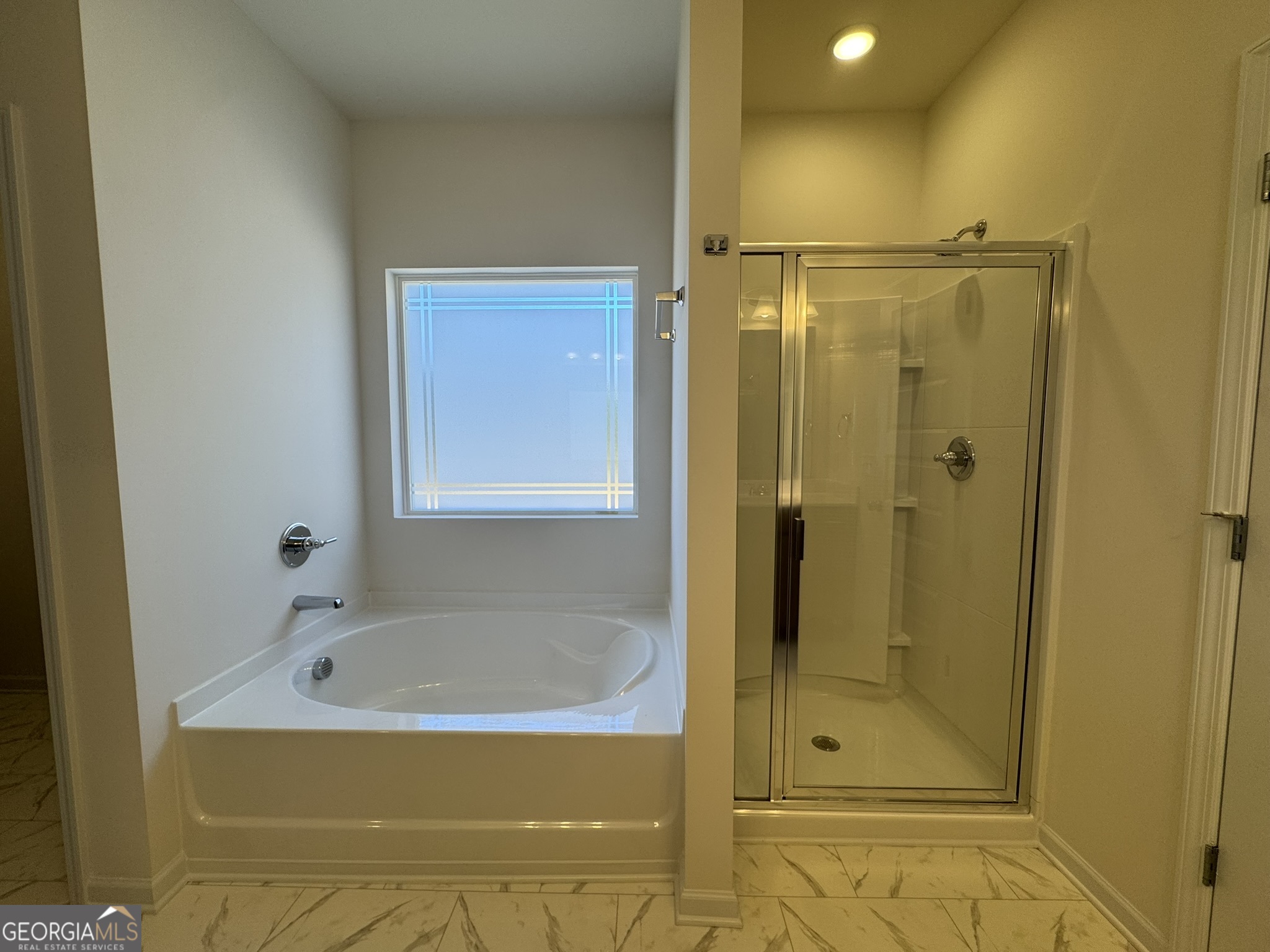 190 Fair Oak Lane Calhoun, GA 30701 - Photo 19 of 30 a bathroom with a tub and shower