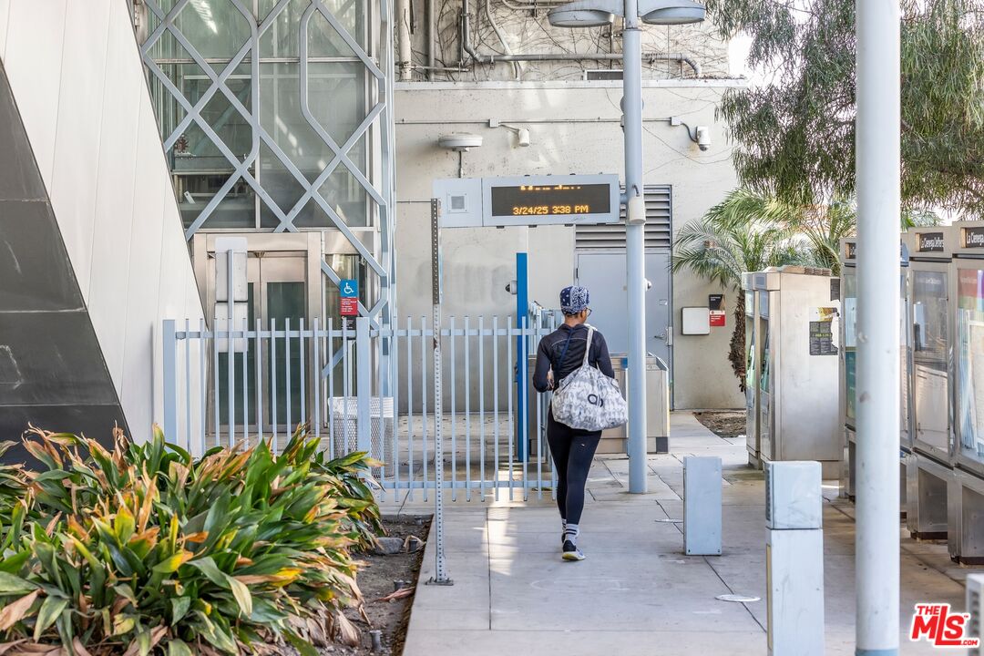 5338 Smiley Drive Los Angeles, CA 90016 - Photo 5 of 14