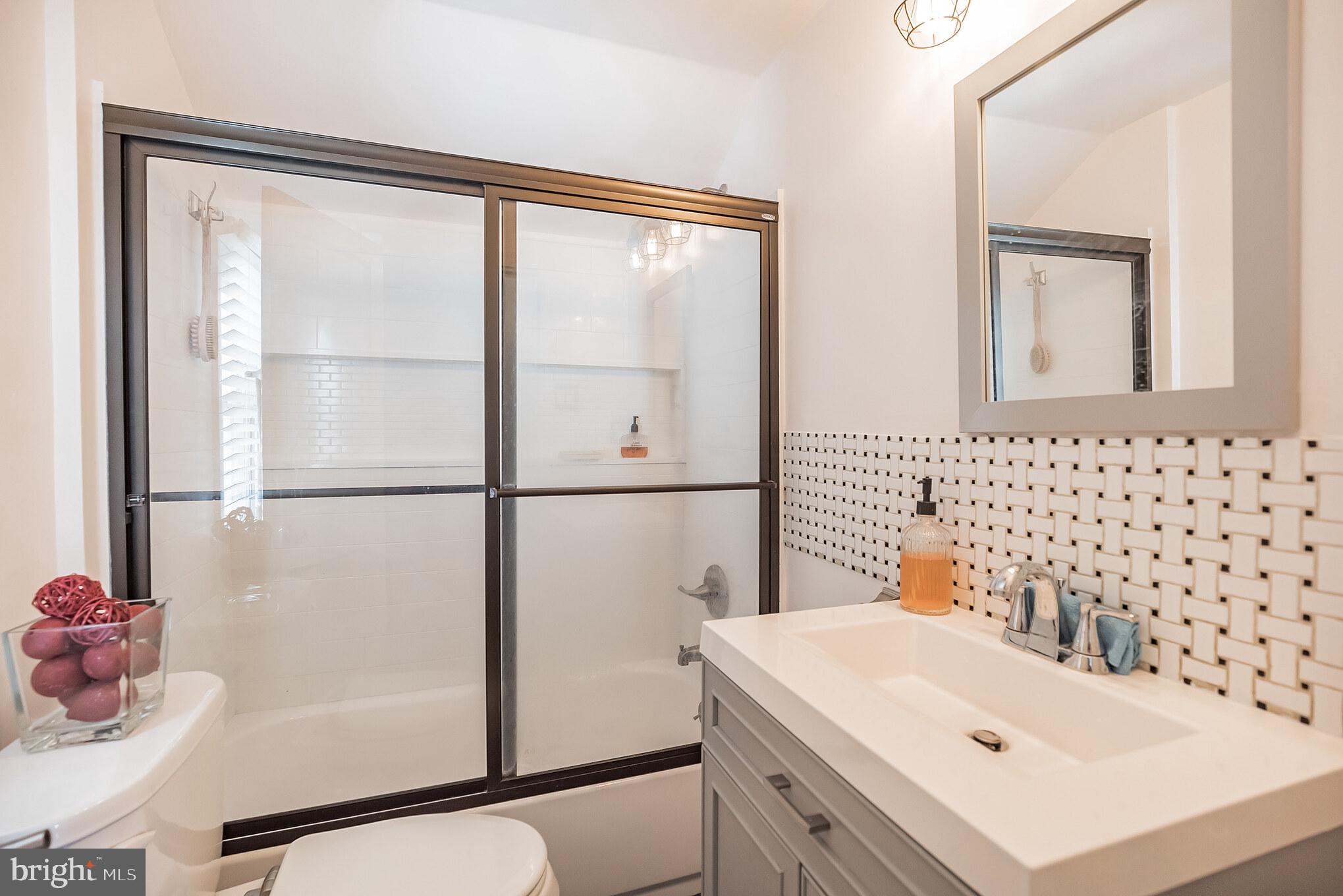 360 East Springfield Road Springfield, PA 19064 - Photo 25 of 30 2nd Floor Full Bathroom