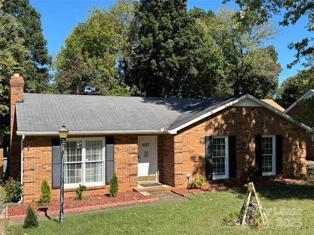 a view of house with a yard
