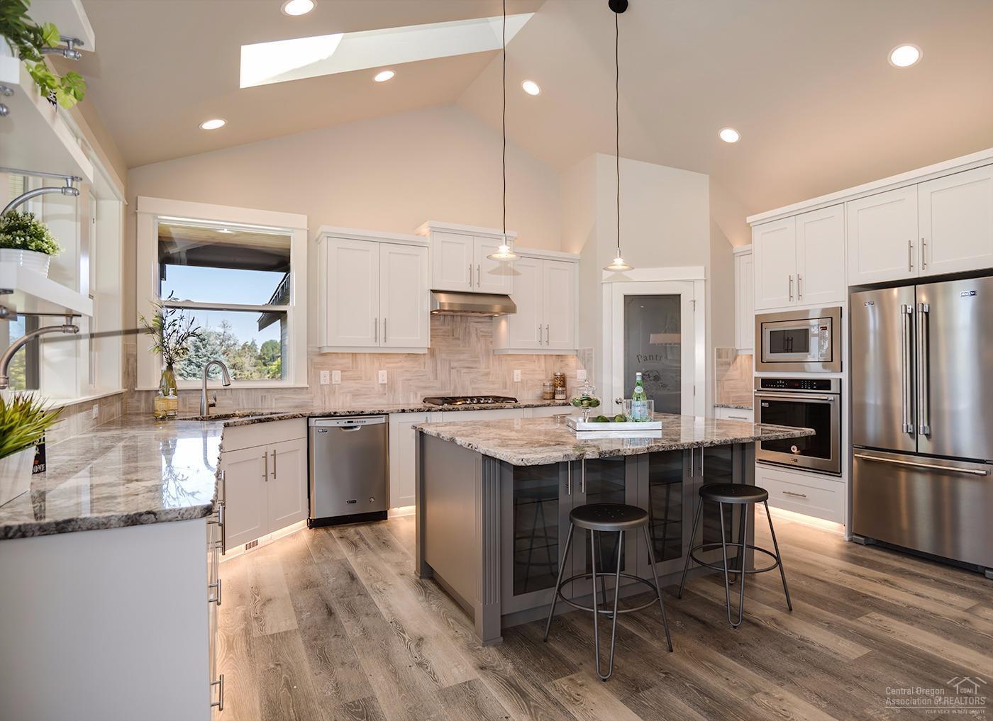 988 Northwest Rimrock Drive Redmond, OR 97756 - Photo 11 of 24 Additional Photo