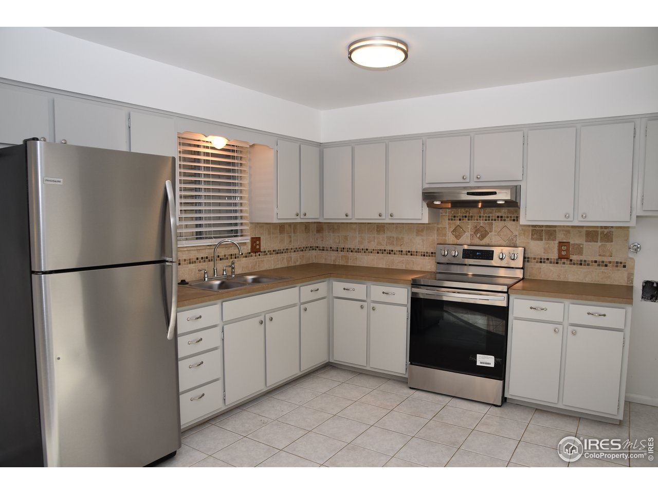 1305 Cypress Drive Fort Collins, CO 80521 - Photo 10 of 28 https://pics.iresmls.com/PropPhoto/019/272/019272687_320x240.jpg