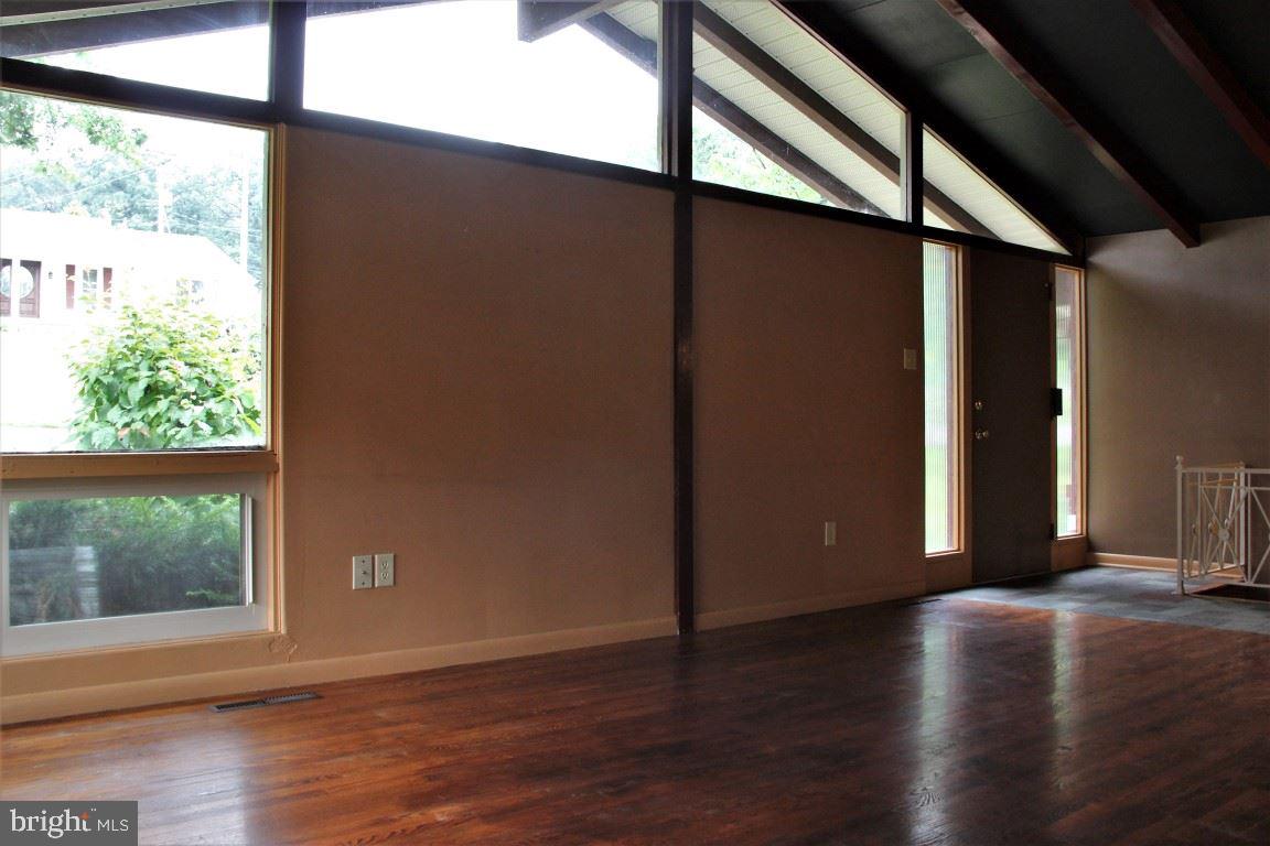 305 Greendale Road York, PA 17403 - Photo 3 of 36