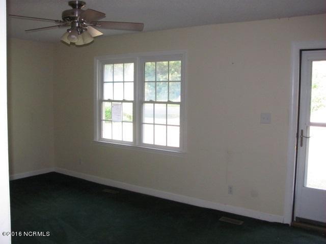 178 Frederick Road Chocowinity, NC 27817 - Photo 4 of 10 178 Frederick Rd.Living room