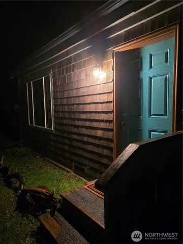 a view of backyard of the house