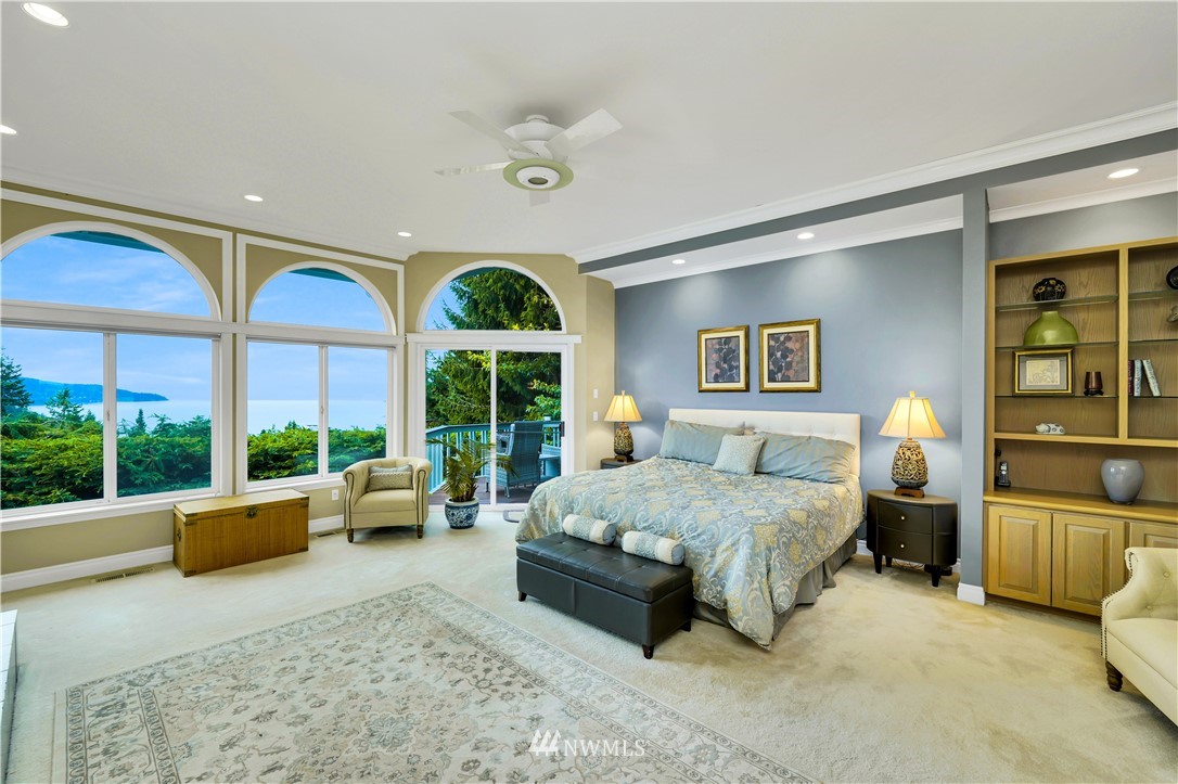 4191 Islander Way Anacortes, WA 98221 - Photo 17 of 40 a spacious bedroom with a large bed and a large window
