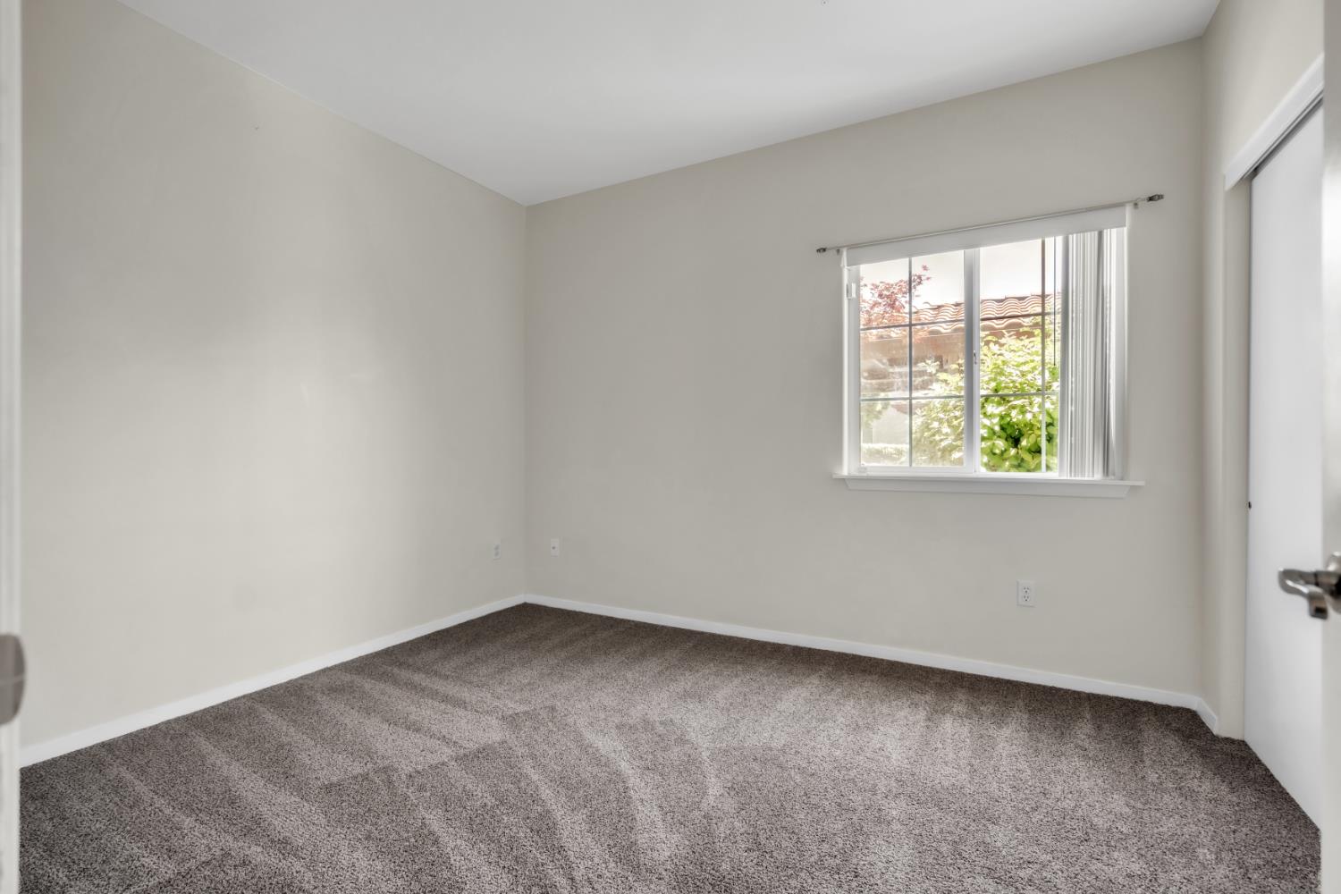 4200 East Commerce Way, Unit 1611 Sacramento, CA 95834 - Photo 10 of 39 an empty room with a window