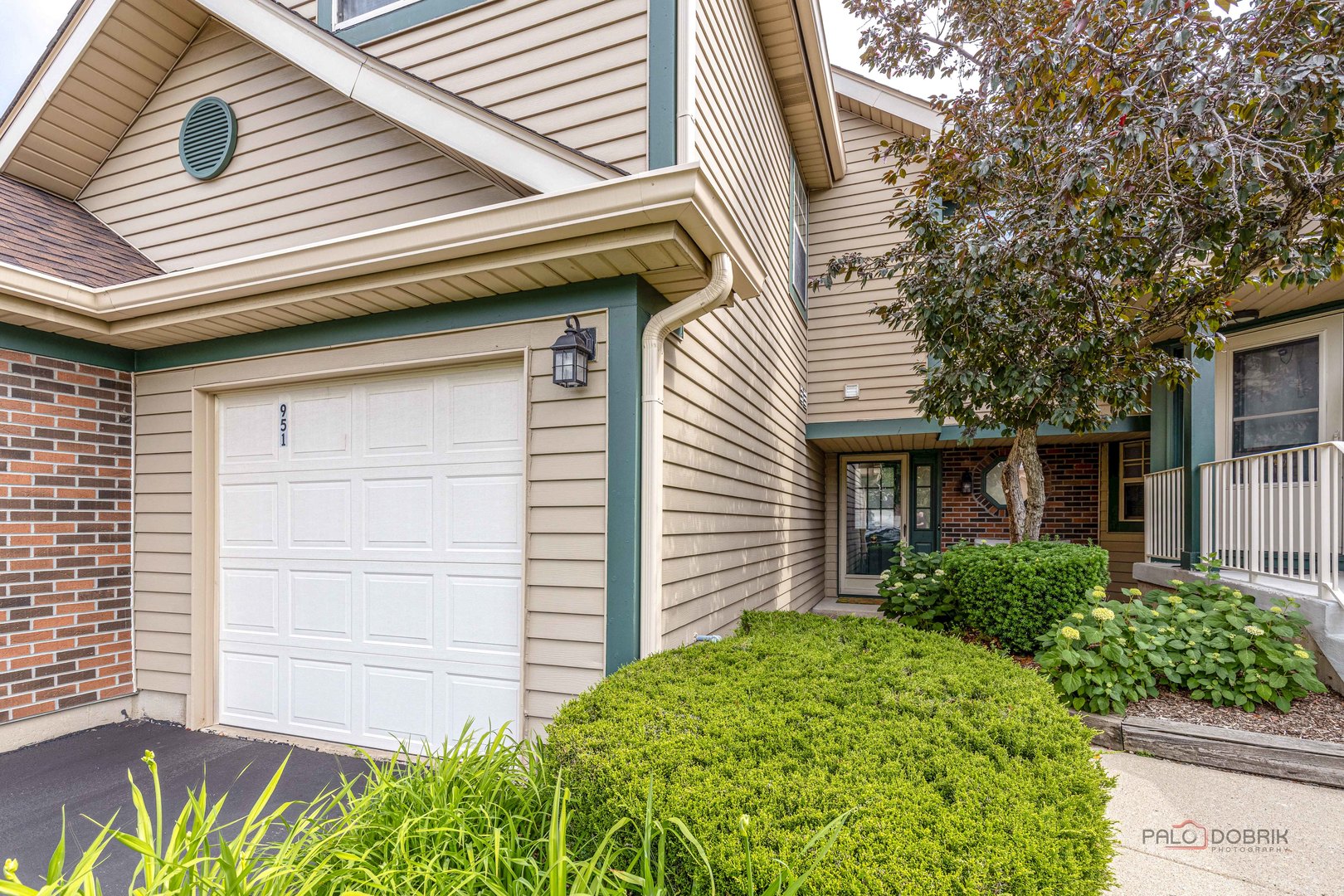 951 Ridgefield Lane Wheeling, IL 60090 - Photo 2 of 24