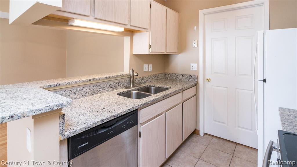 22314 Cape Cod Way Farmington, MI 48336 - Photo 17 of 32