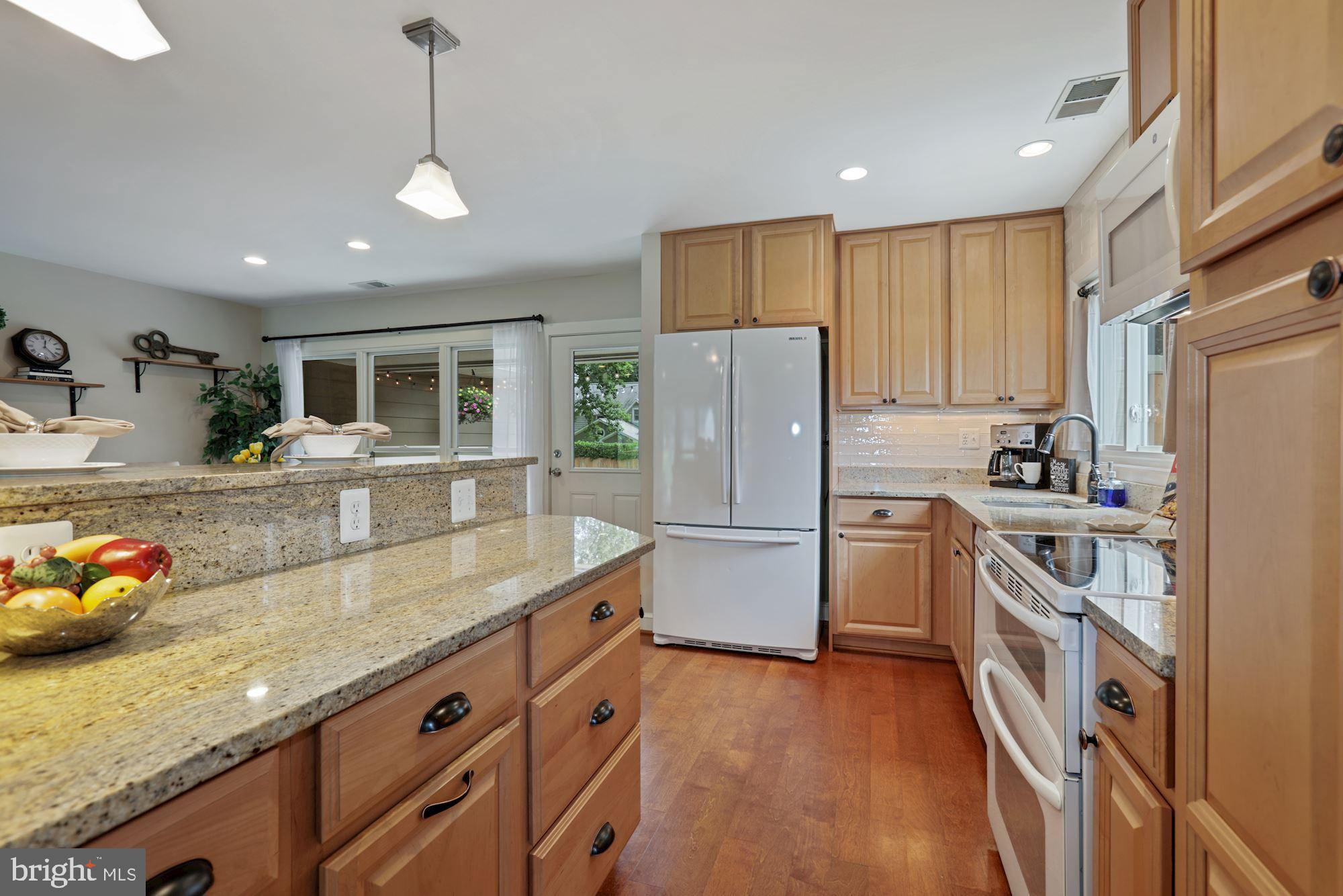 5410 Ferndale Street Springfield, VA 22151 - Photo 10 of 40 Granite & tile backsplash