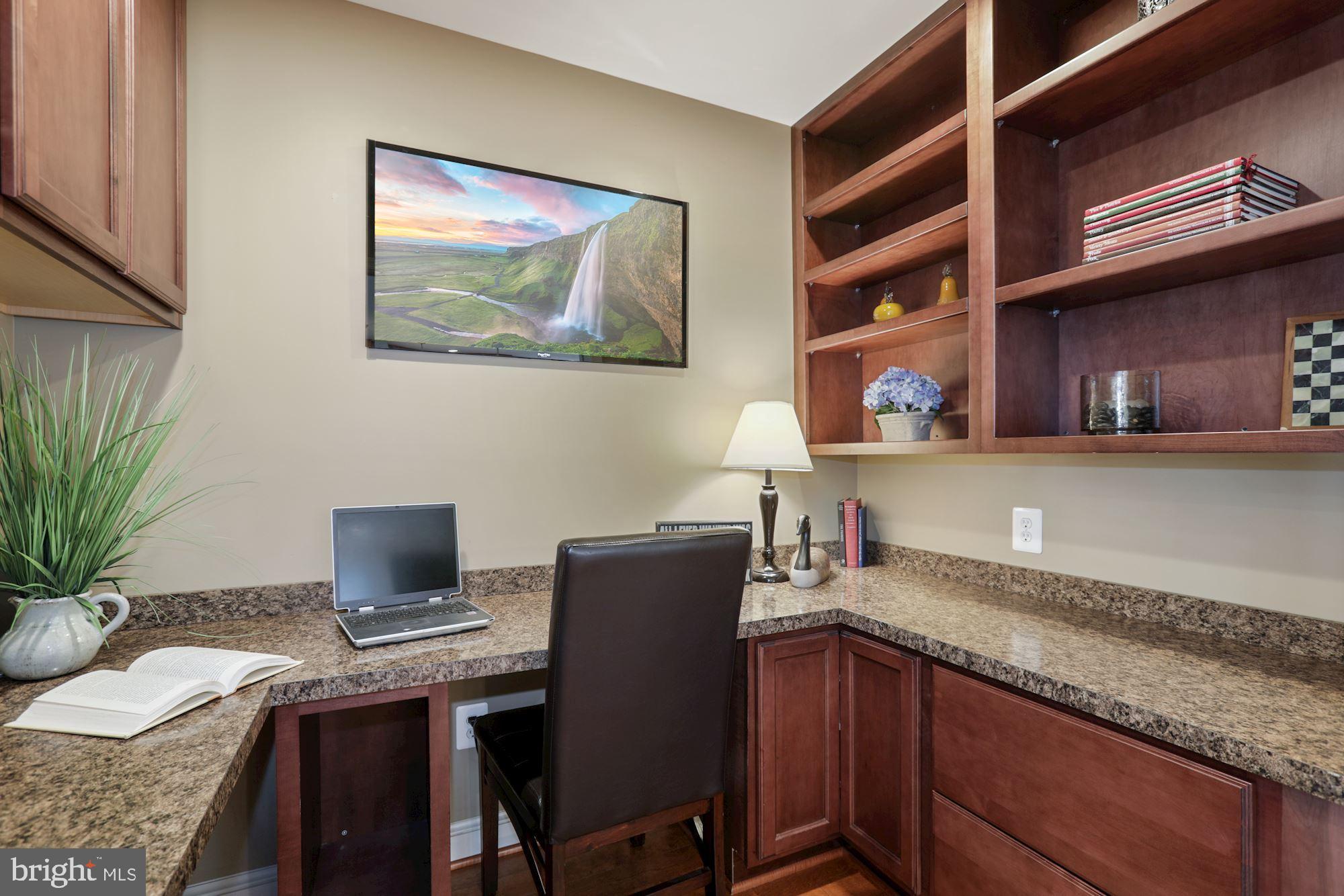 5410 Ferndale Street Springfield, VA 22151 - Photo 17 of 40 Separate office with built-ins