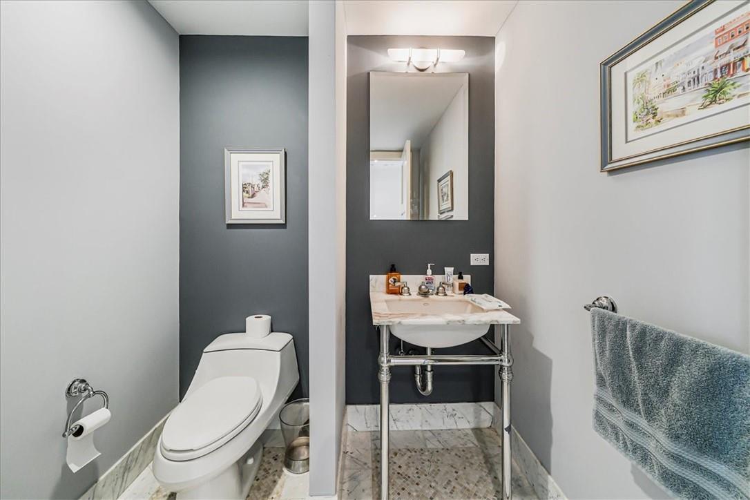 1 Renaissance Square, Unit PH2BC White Plains, NY 10601 - Photo 20 of 36 a bathroom with a toilet a sink and mirror
