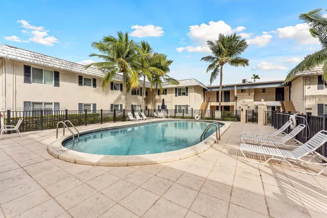 $370,000 | 8617 Southwest 68th Court, Unit 2, Pinecrest, FL 33156